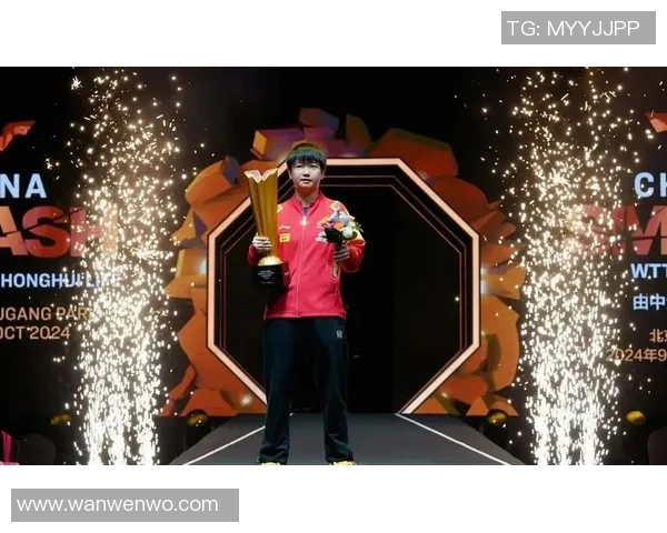 足球巨星飞身救球瞬间定格展现拼搏精神与团队荣耀